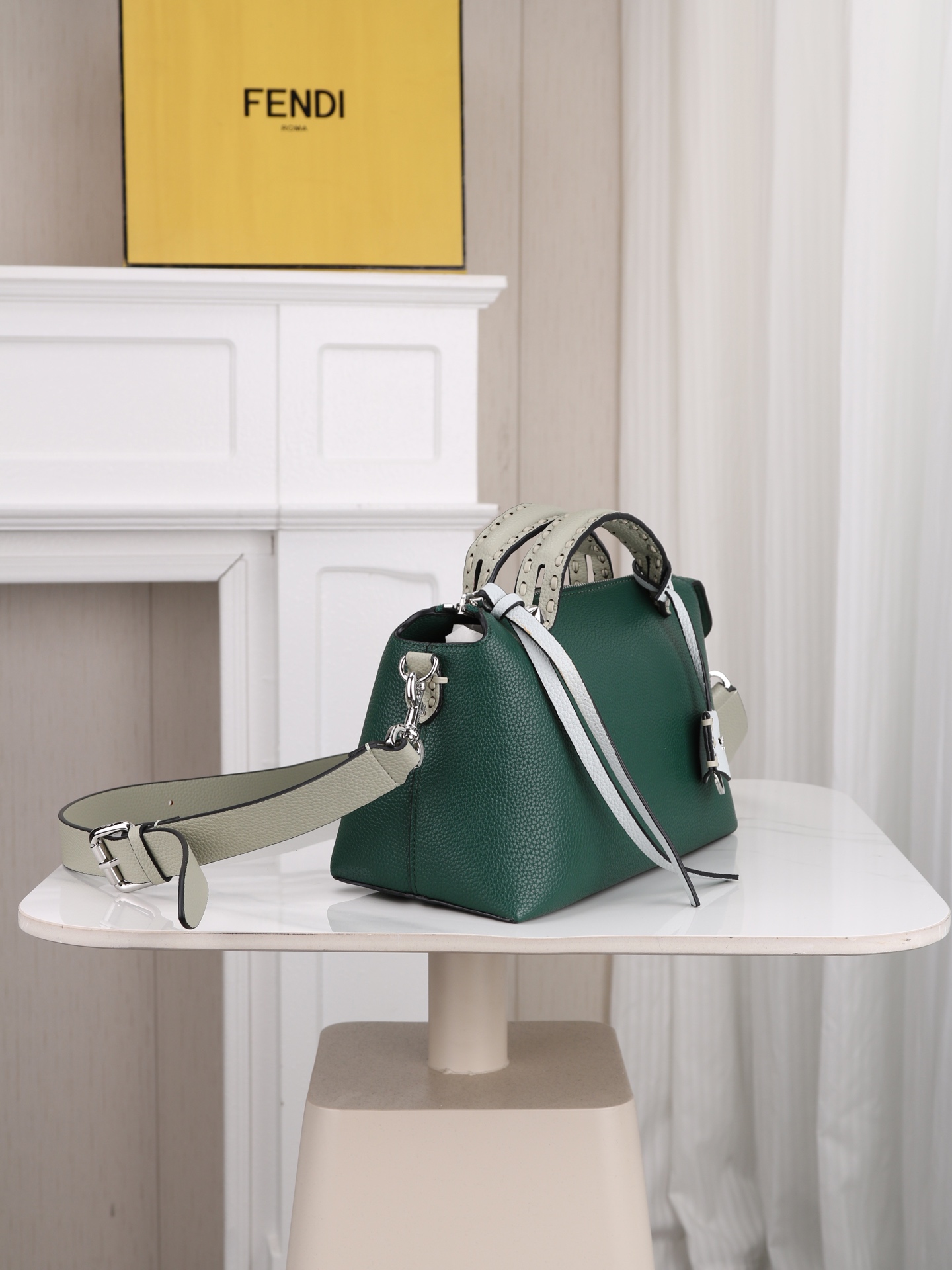 型号1119 FENDI^ 新品波士顿手提包～ 经典老花布料搭配小牛皮材质，双提手和吊坠，可调节可拆卸肩带，顶部拉链设计