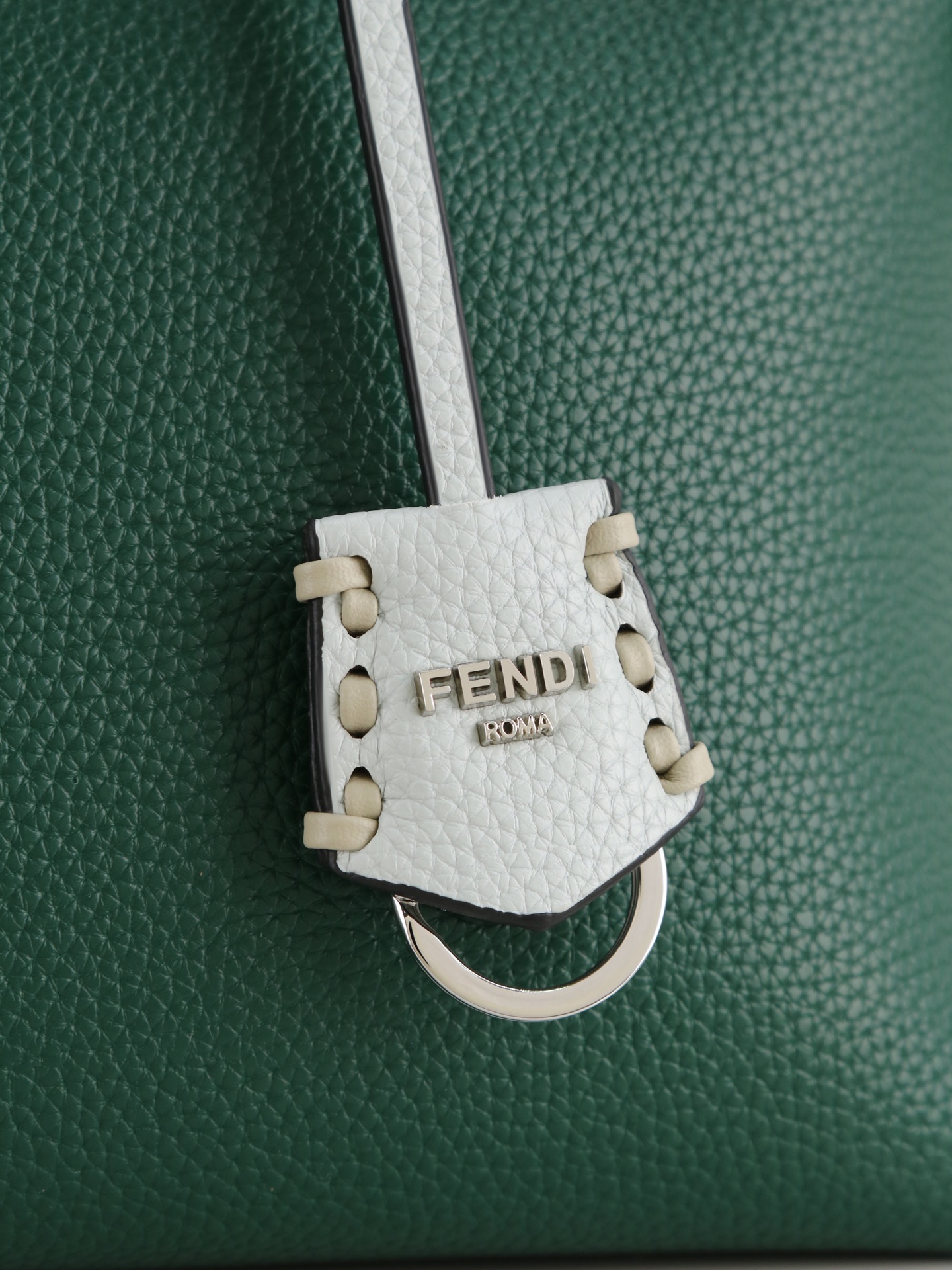 型号1119 FENDI^ 新品波士顿手提包～ 经典老花布料搭配小牛皮材质，双提手和吊坠，可调节可拆卸肩带，顶部拉链设计