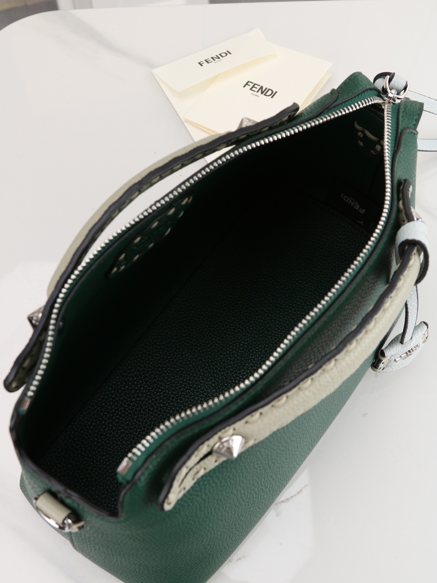 型号1119 FENDI^ 新品波士顿手提包～ 经典老花布料搭配小牛皮材质，双提手和吊坠，可调节可拆卸肩带，顶部拉链设计