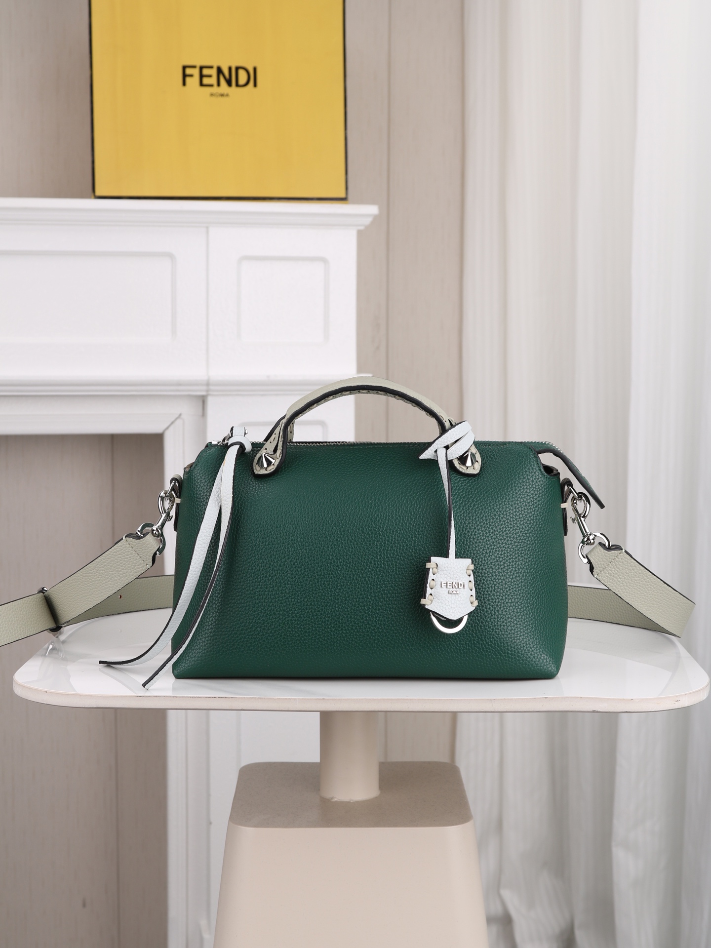 型号1119 FENDI^ 新品波士顿手提包～ 经典老花布料搭配小牛皮材质，双提手和吊坠，可调节可拆卸肩带，顶部拉链设计