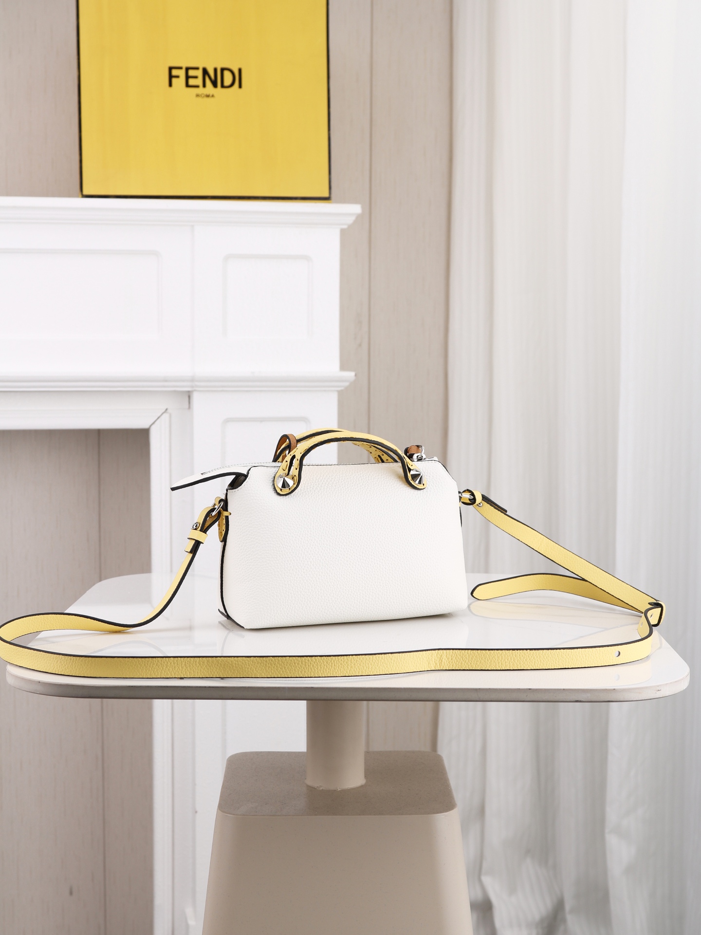 型号1120FENDI^ 新品波士顿手提包~ 经典老花布料搭配小牛皮材质,双提手和吊坠,可调节可拆卸肩带,顶部拉链设计, 型号1120FENDI^ 新品波士顿手提包~ 经典老花布料搭配小牛皮材质,双提手和吊坠,可调节可拆卸肩带,顶部拉链设计,