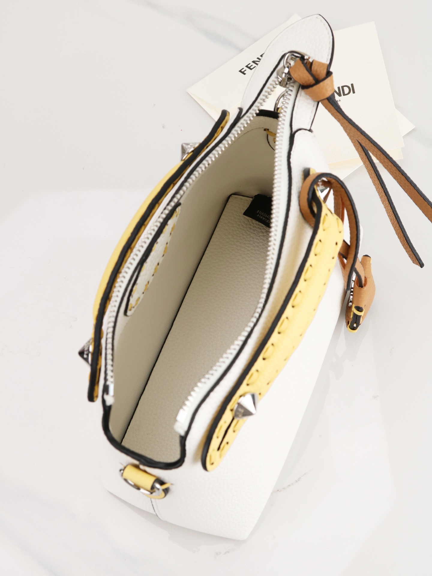型号1120FENDI^ 新品波士顿手提包~ 经典老花布料搭配小牛皮材质,双提手和吊坠,可调节可拆卸肩带,顶部拉链设计, 型号1120FENDI^ 新品波士顿手提包~ 经典老花布料搭配小牛皮材质,双提手和吊坠,可调节可拆卸肩带,顶部拉链设计,