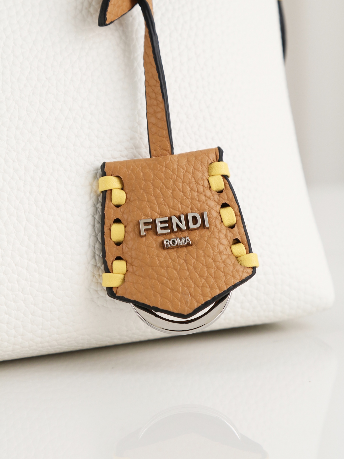 型号1120FENDI^ 新品波士顿手提包~ 经典老花布料搭配小牛皮材质,双提手和吊坠,可调节可拆卸肩带,顶部拉链设计, 型号1120FENDI^ 新品波士顿手提包~ 经典老花布料搭配小牛皮材质,双提手和吊坠,可调节可拆卸肩带,顶部拉链设计,