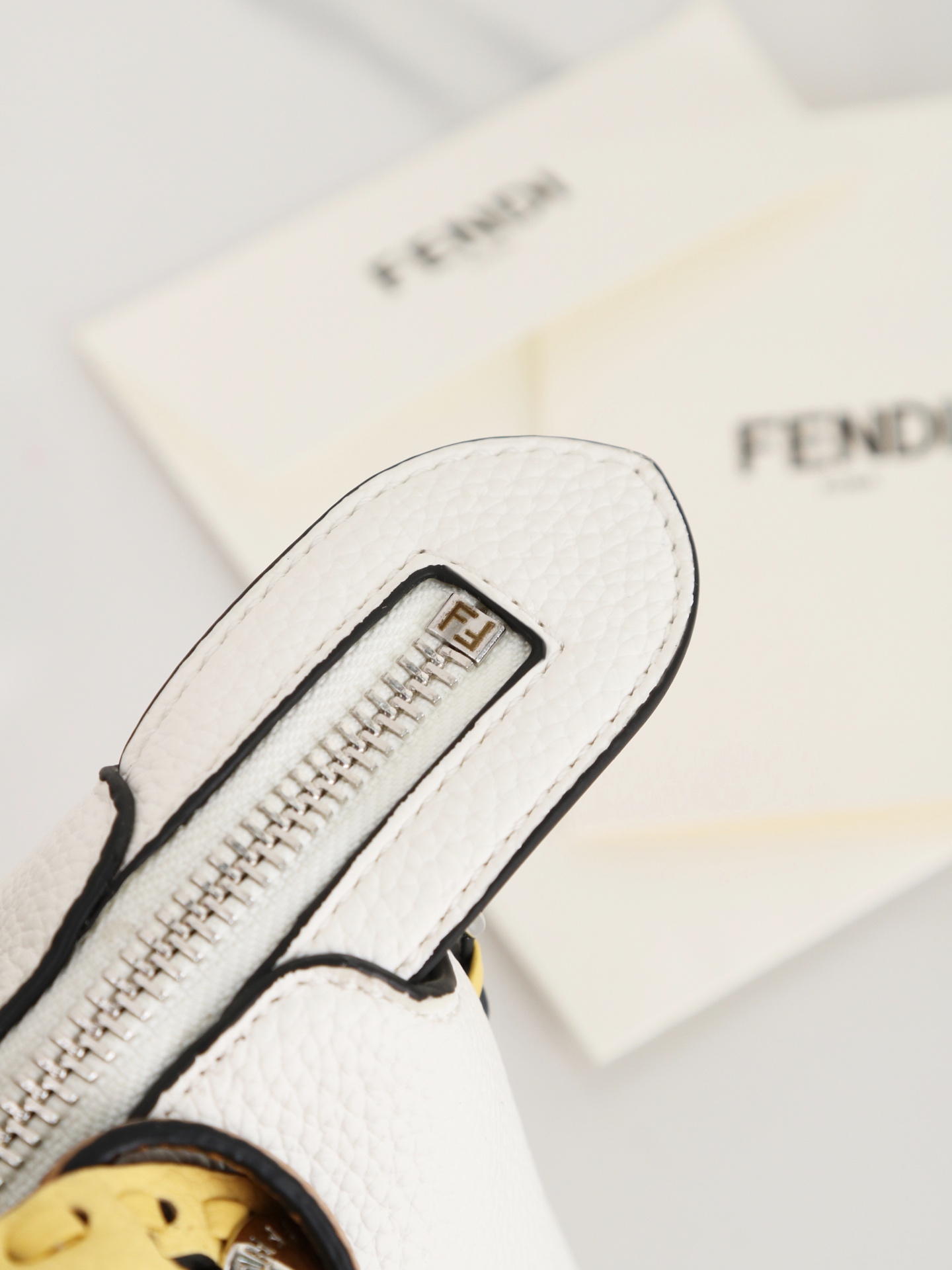 型号1120FENDI^ 新品波士顿手提包~ 经典老花布料搭配小牛皮材质,双提手和吊坠,可调节可拆卸肩带,顶部拉链设计, 型号1120FENDI^ 新品波士顿手提包~ 经典老花布料搭配小牛皮材质,双提手和吊坠,可调节可拆卸肩带,顶部拉链设计,