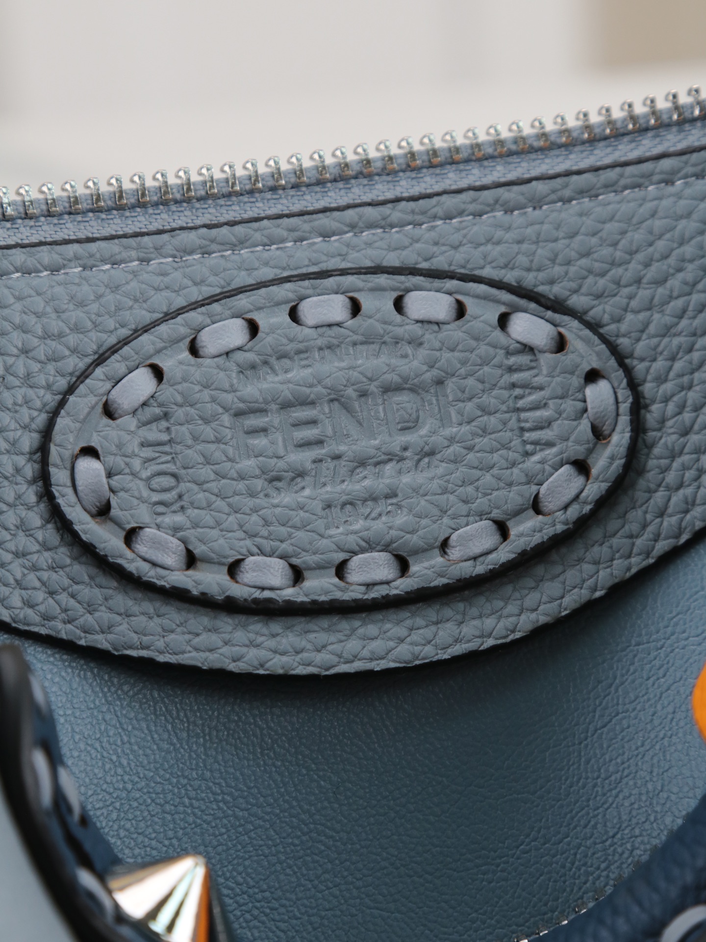 型号1120FENDI^ 新品波士顿手提包～ 经典老花布料搭配小牛皮材质，双提手和吊坠，可调节可拆卸肩带，顶部拉链设计，
