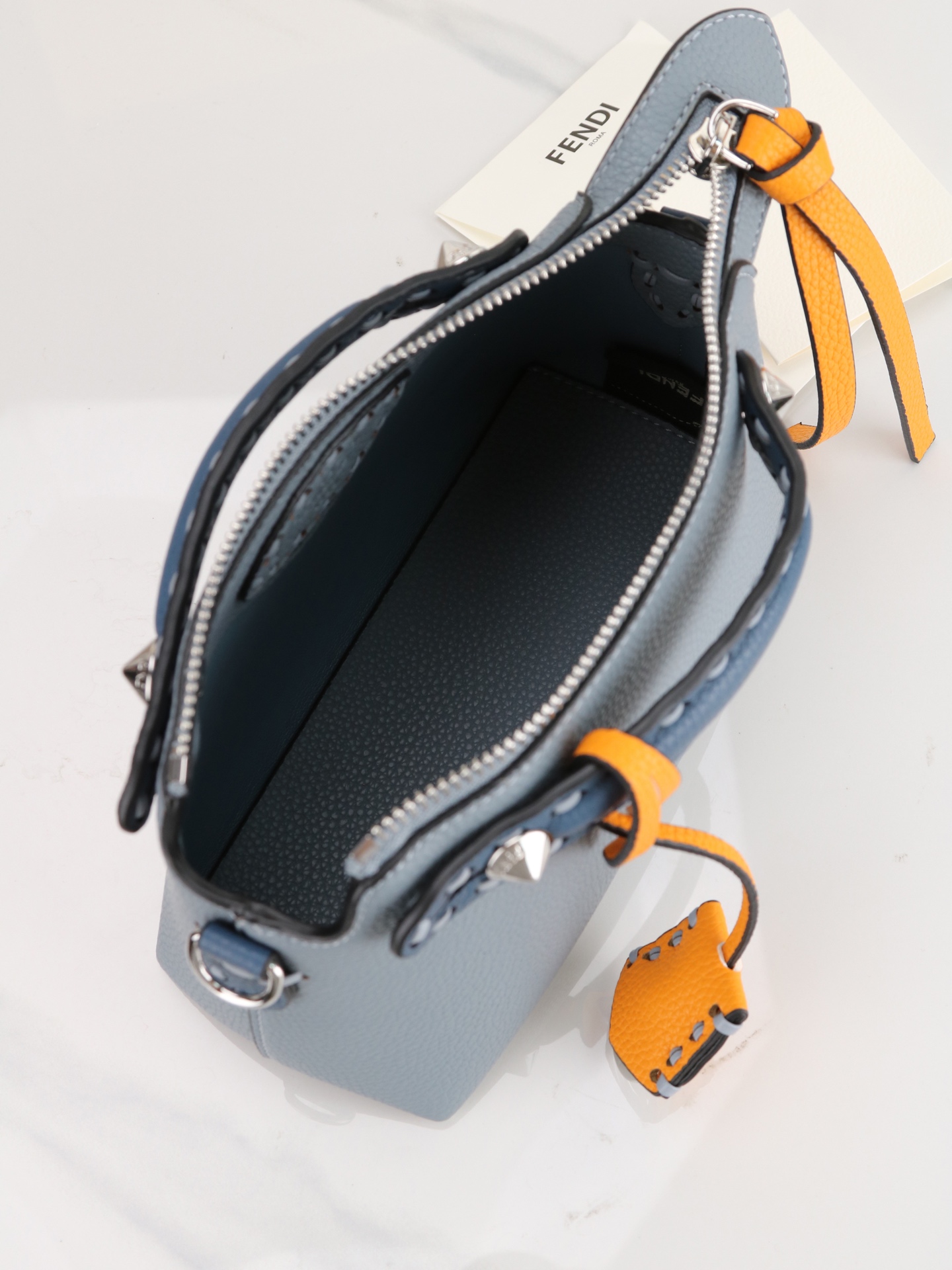 型号1120FENDI^ 新品波士顿手提包～ 经典老花布料搭配小牛皮材质，双提手和吊坠，可调节可拆卸肩带，顶部拉链设计，