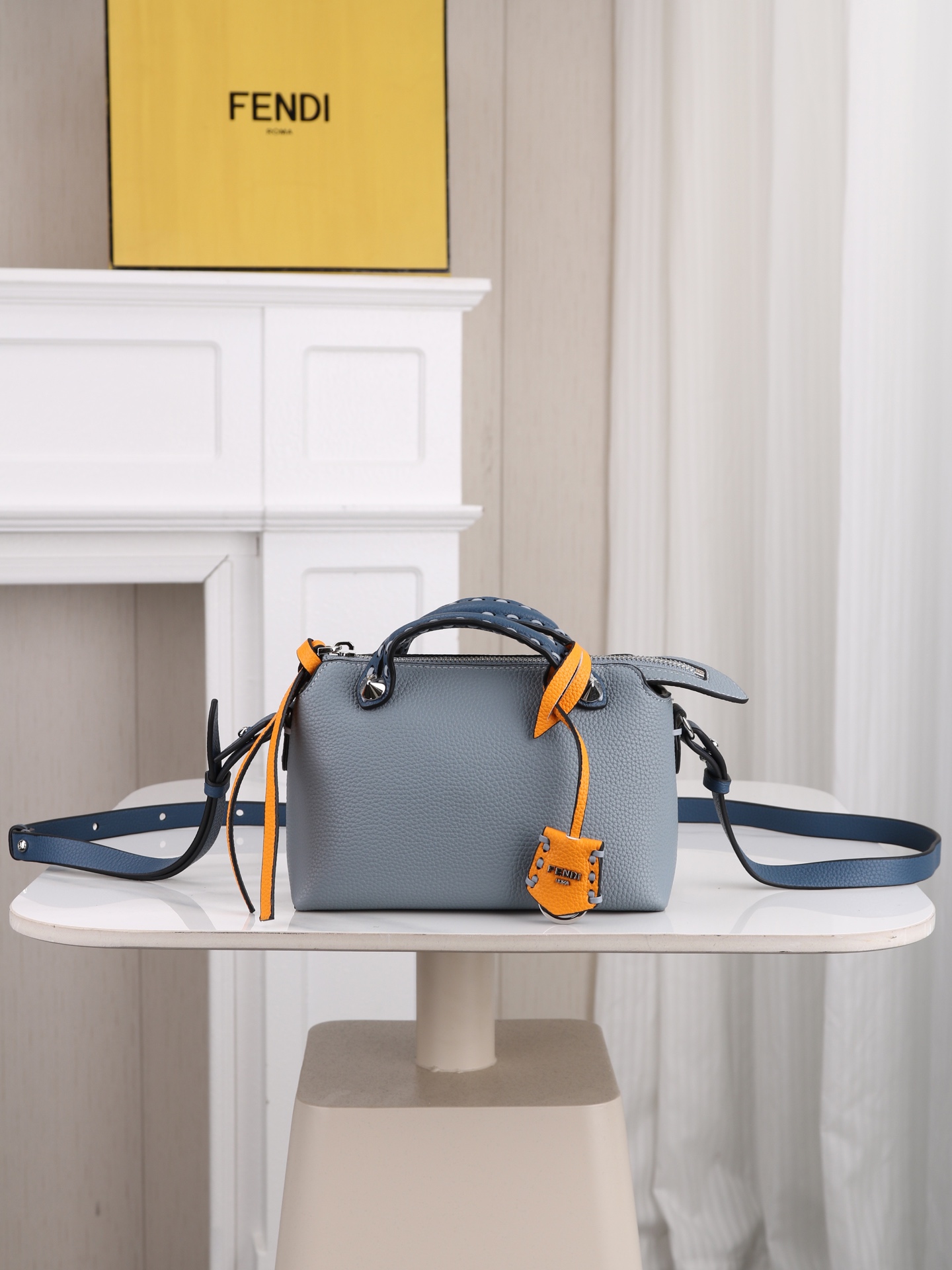 型号1120FENDI^ 新品波士顿手提包～ 经典老花布料搭配小牛皮材质，双提手和吊坠，可调节可拆卸肩带，顶部拉链设计，