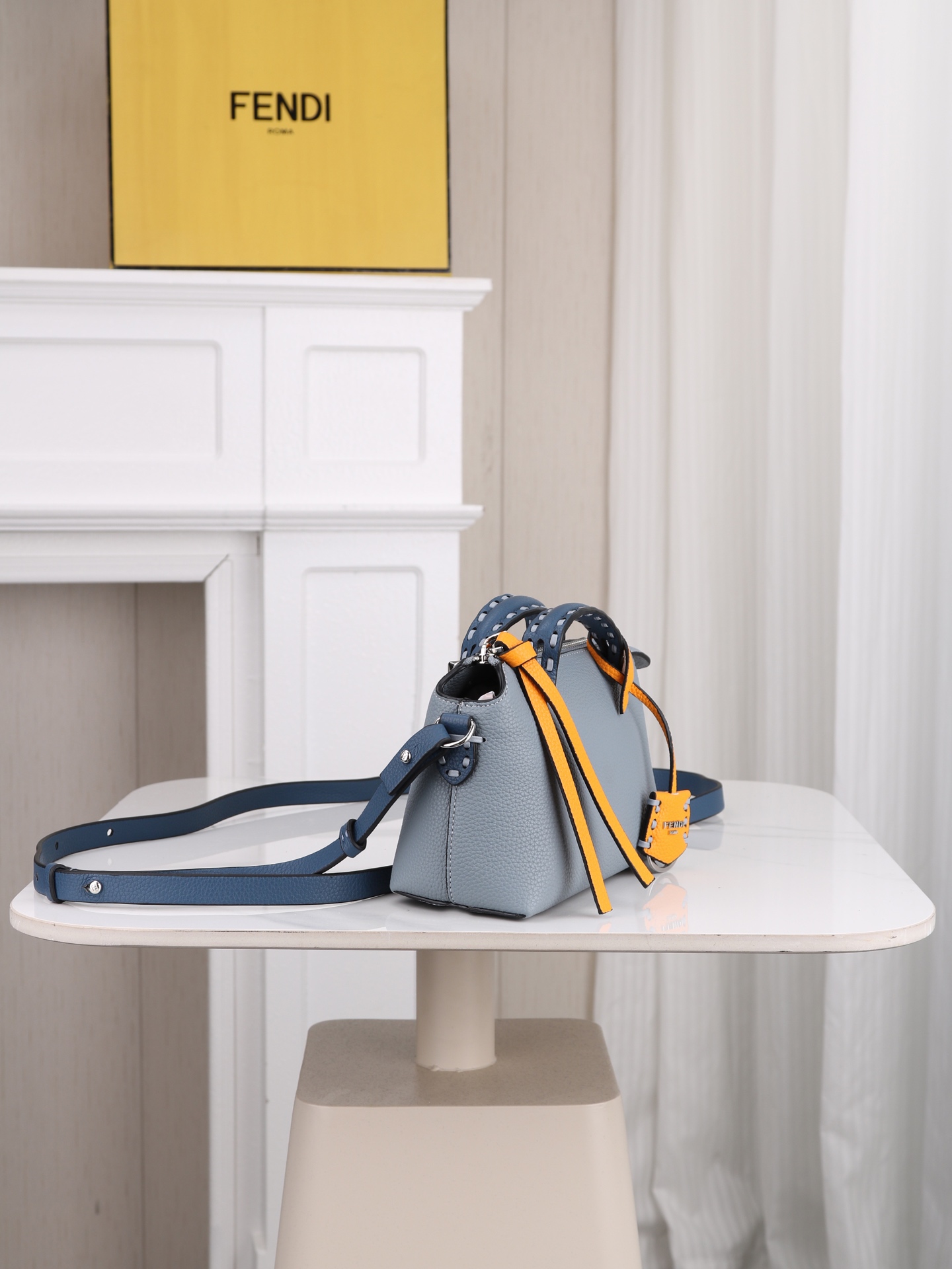 型号1120FENDI^ 新品波士顿手提包～ 经典老花布料搭配小牛皮材质，双提手和吊坠，可调节可拆卸肩带，顶部拉链设计，
