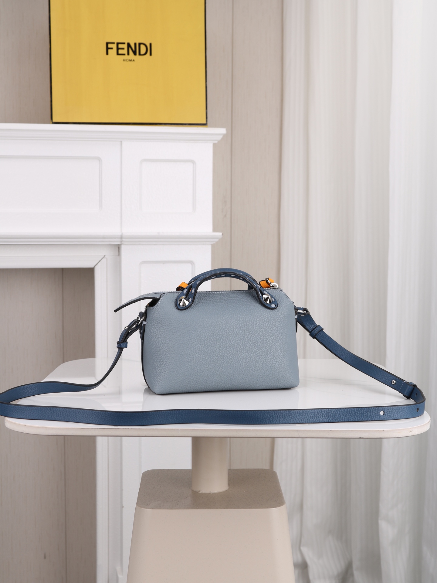 型号1120FENDI^ 新品波士顿手提包～ 经典老花布料搭配小牛皮材质，双提手和吊坠，可调节可拆卸肩带，顶部拉链设计，