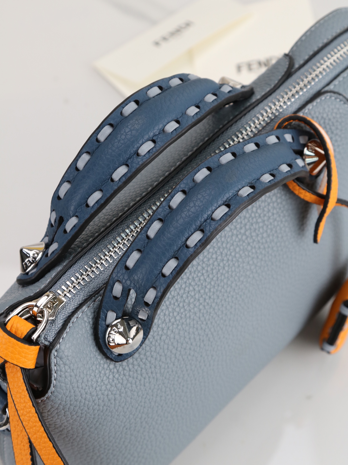 型号1120FENDI^ 新品波士顿手提包～ 经典老花布料搭配小牛皮材质，双提手和吊坠，可调节可拆卸肩带，顶部拉链设计，