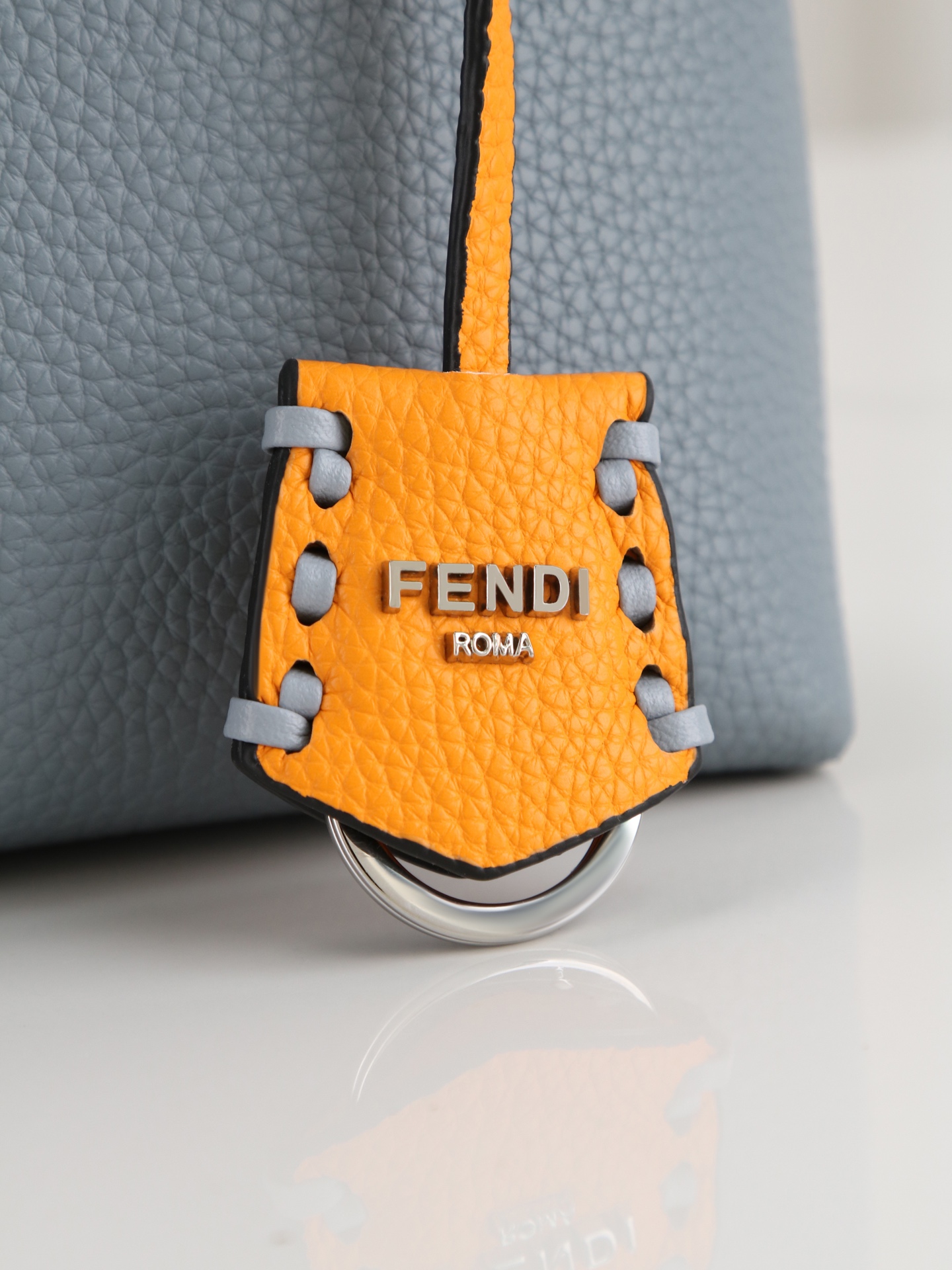 型号1120FENDI^ 新品波士顿手提包～ 经典老花布料搭配小牛皮材质，双提手和吊坠，可调节可拆卸肩带，顶部拉链设计，