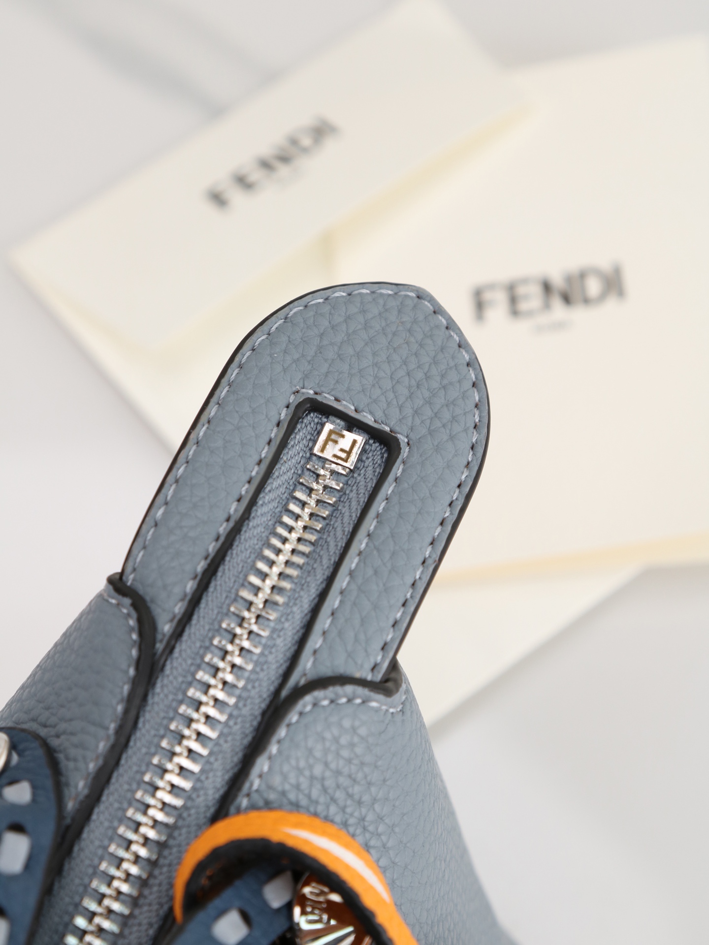 型号1120FENDI^ 新品波士顿手提包～ 经典老花布料搭配小牛皮材质，双提手和吊坠，可调节可拆卸肩带，顶部拉链设计，