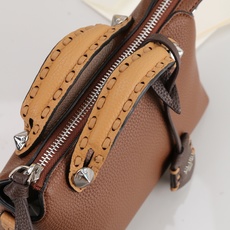 型号1120FENDI^ 新品波士顿手提包~ 经典老花布料搭配小牛皮材质,双提手和吊坠,可调节可拆卸肩带,顶部拉链设计, 型号1120FENDI^ 新品波士顿手提包~ 经典老花布料搭配小牛皮材质,双提手和吊坠,可调节可拆卸肩带,顶部拉链设计,