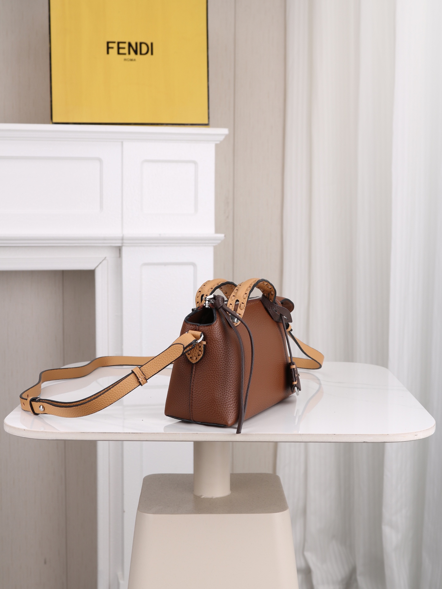 型号1120FENDI^ 新品波士顿手提包~ 经典老花布料搭配小牛皮材质,双提手和吊坠,可调节可拆卸肩带,顶部拉链设计, 型号1120FENDI^ 新品波士顿手提包~ 经典老花布料搭配小牛皮材质,双提手和吊坠,可调节可拆卸肩带,顶部拉链设计,