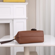 型号1120FENDI^ 新品波士顿手提包~ 经典老花布料搭配小牛皮材质,双提手和吊坠,可调节可拆卸肩带,顶部拉链设计, 型号1120FENDI^ 新品波士顿手提包~ 经典老花布料搭配小牛皮材质,双提手和吊坠,可调节可拆卸肩带,顶部拉链设计,