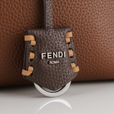 型号1120FENDI^ 新品波士顿手提包~ 经典老花布料搭配小牛皮材质,双提手和吊坠,可调节可拆卸肩带,顶部拉链设计, 型号1120FENDI^ 新品波士顿手提包~ 经典老花布料搭配小牛皮材质,双提手和吊坠,可调节可拆卸肩带,顶部拉链设计,