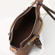 型号1120FENDI^ 新品波士顿手提包~ 经典老花布料搭配小牛皮材质,双提手和吊坠,可调节可拆卸肩带,顶部拉链设计, 型号1120FENDI^ 新品波士顿手提包~ 经典老花布料搭配小牛皮材质,双提手和吊坠,可调节可拆卸肩带,顶部拉链设计,