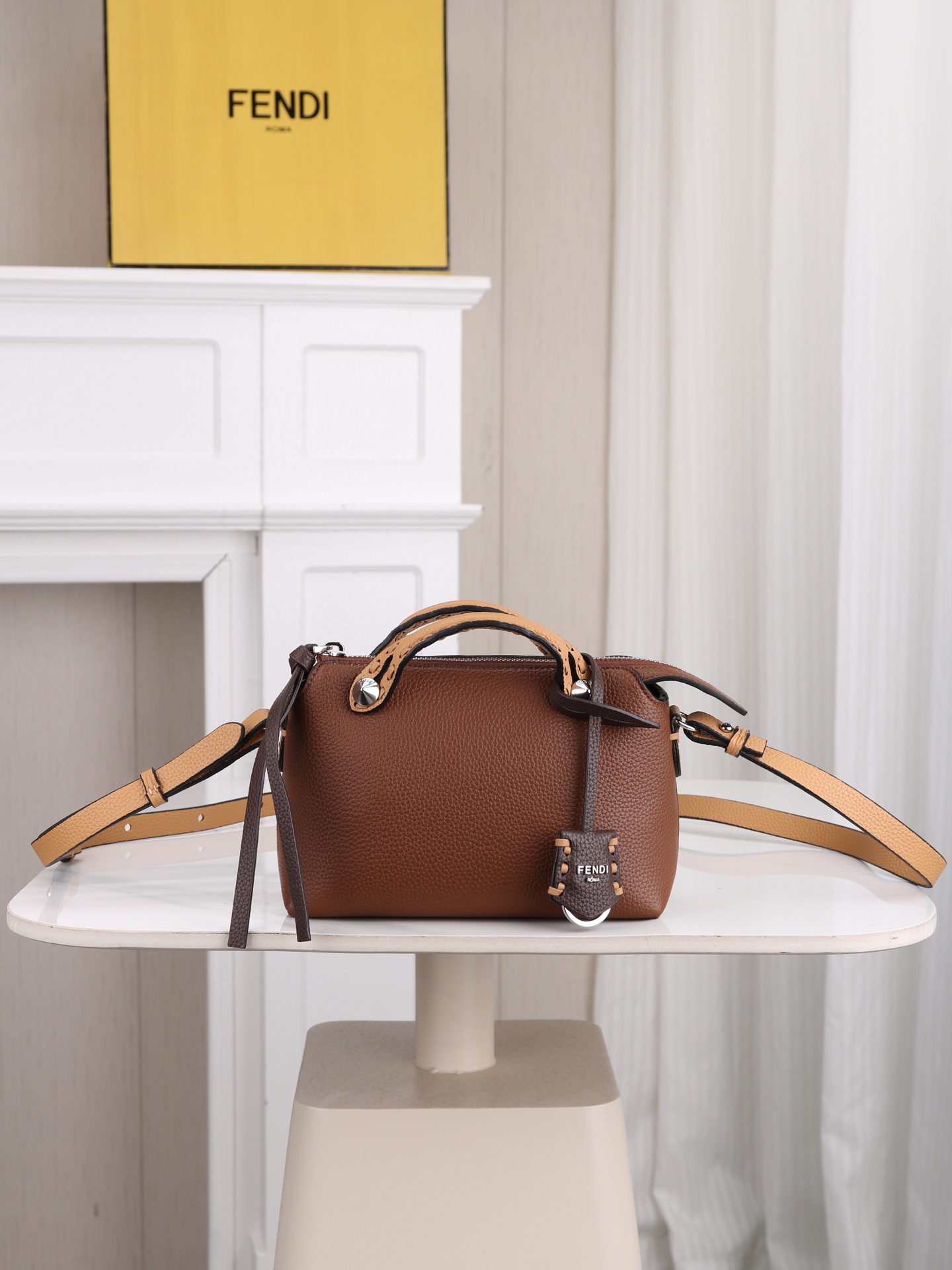 型号1120FENDI^ 新品波士顿手提包~ 经典老花布料搭配小牛皮材质,双提手和吊坠,可调节可拆卸肩带,顶部拉链设计, 型号1120FENDI^ 新品波士顿手提包~ 经典老花布料搭配小牛皮材质,双提手和吊坠,可调节可拆卸肩带,顶部拉链设计,
