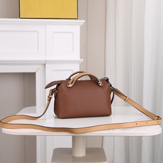 型号1120FENDI^ 新品波士顿手提包~ 经典老花布料搭配小牛皮材质,双提手和吊坠,可调节可拆卸肩带,顶部拉链设计, 型号1120FENDI^ 新品波士顿手提包~ 经典老花布料搭配小牛皮材质,双提手和吊坠,可调节可拆卸肩带,顶部拉链设计,