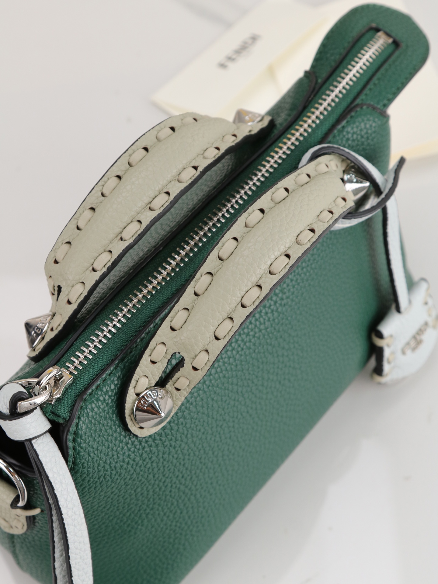 型号1120FENDI^ 新品波士顿手提包~ 经典老花布料搭配小牛皮材质,双提手和吊坠,可调节可拆卸肩带,顶部拉链设计, 型号1120FENDI^ 新品波士顿手提包~ 经典老花布料搭配小牛皮材质,双提手和吊坠,可调节可拆卸肩带,顶部拉链设计,