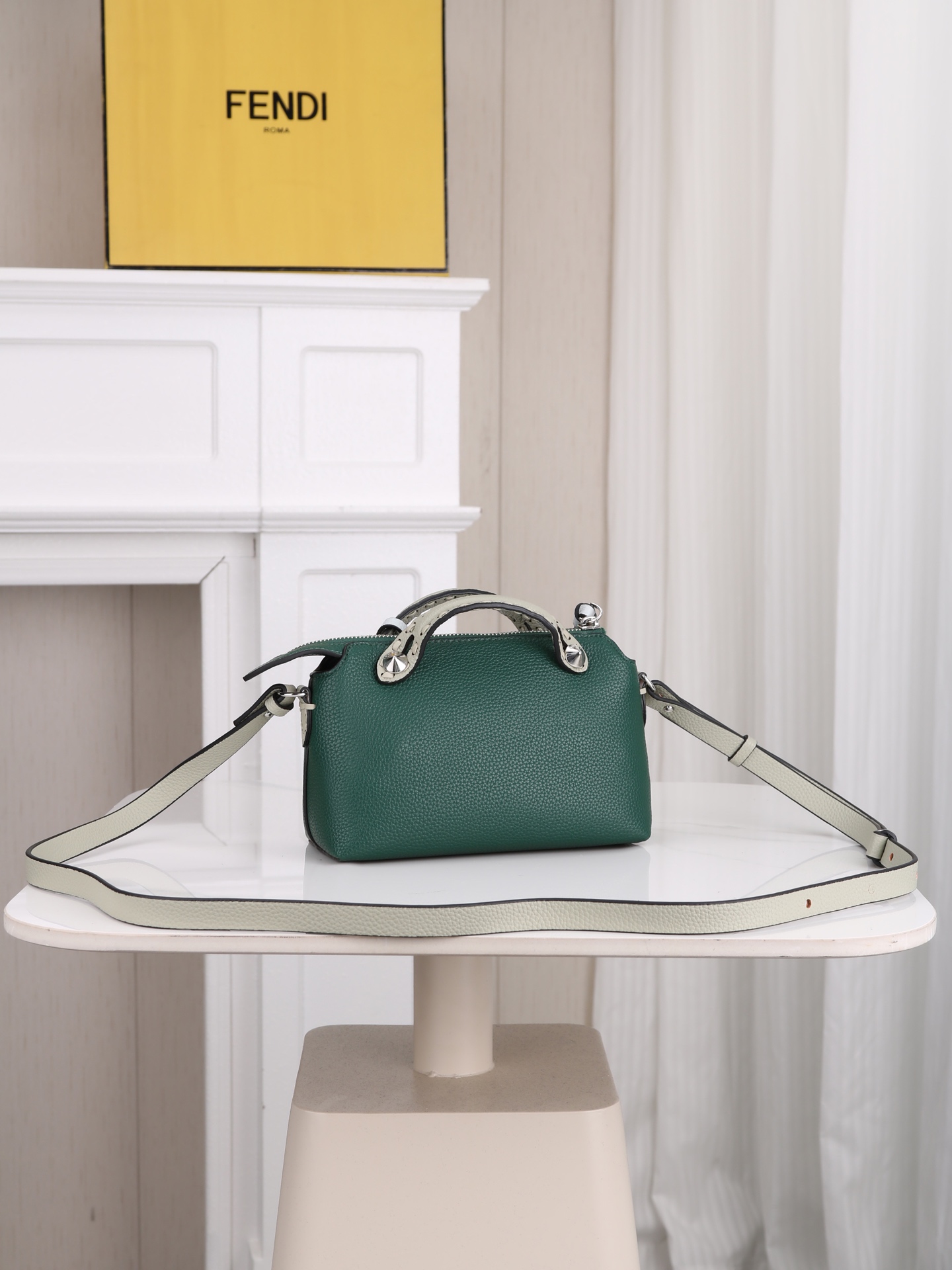 型号1120FENDI^ 新品波士顿手提包~ 经典老花布料搭配小牛皮材质,双提手和吊坠,可调节可拆卸肩带,顶部拉链设计, 型号1120FENDI^ 新品波士顿手提包~ 经典老花布料搭配小牛皮材质,双提手和吊坠,可调节可拆卸肩带,顶部拉链设计,