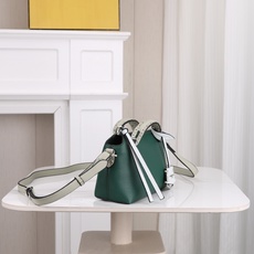 型号1120FENDI^ 新品波士顿手提包~ 经典老花布料搭配小牛皮材质,双提手和吊坠,可调节可拆卸肩带,顶部拉链设计, 型号1120FENDI^ 新品波士顿手提包~ 经典老花布料搭配小牛皮材质,双提手和吊坠,可调节可拆卸肩带,顶部拉链设计,