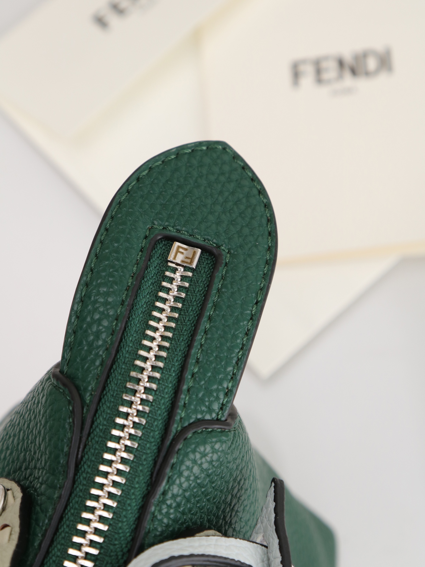型号1120FENDI^ 新品波士顿手提包~ 经典老花布料搭配小牛皮材质,双提手和吊坠,可调节可拆卸肩带,顶部拉链设计, 型号1120FENDI^ 新品波士顿手提包~ 经典老花布料搭配小牛皮材质,双提手和吊坠,可调节可拆卸肩带,顶部拉链设计,