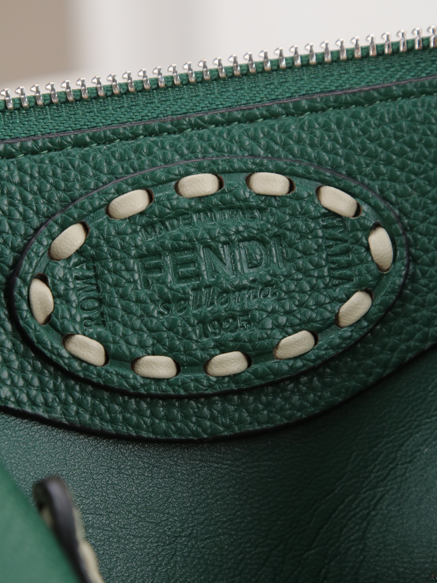 型号1120FENDI^ 新品波士顿手提包~ 经典老花布料搭配小牛皮材质,双提手和吊坠,可调节可拆卸肩带,顶部拉链设计, 型号1120FENDI^ 新品波士顿手提包~ 经典老花布料搭配小牛皮材质,双提手和吊坠,可调节可拆卸肩带,顶部拉链设计,