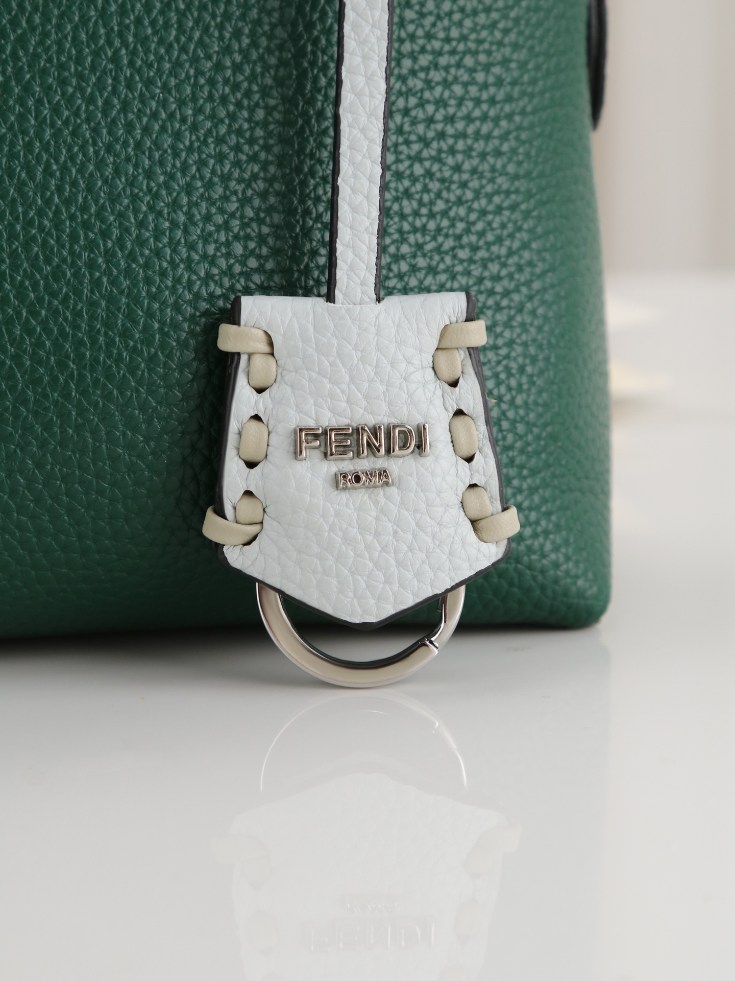型号1120FENDI^ 新品波士顿手提包~ 经典老花布料搭配小牛皮材质,双提手和吊坠,可调节可拆卸肩带,顶部拉链设计, 型号1120FENDI^ 新品波士顿手提包~ 经典老花布料搭配小牛皮材质,双提手和吊坠,可调节可拆卸肩带,顶部拉链设计,