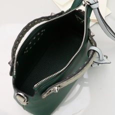 型号1120FENDI^ 新品波士顿手提包~ 经典老花布料搭配小牛皮材质,双提手和吊坠,可调节可拆卸肩带,顶部拉链设计, 型号1120FENDI^ 新品波士顿手提包~ 经典老花布料搭配小牛皮材质,双提手和吊坠,可调节可拆卸肩带,顶部拉链设计,