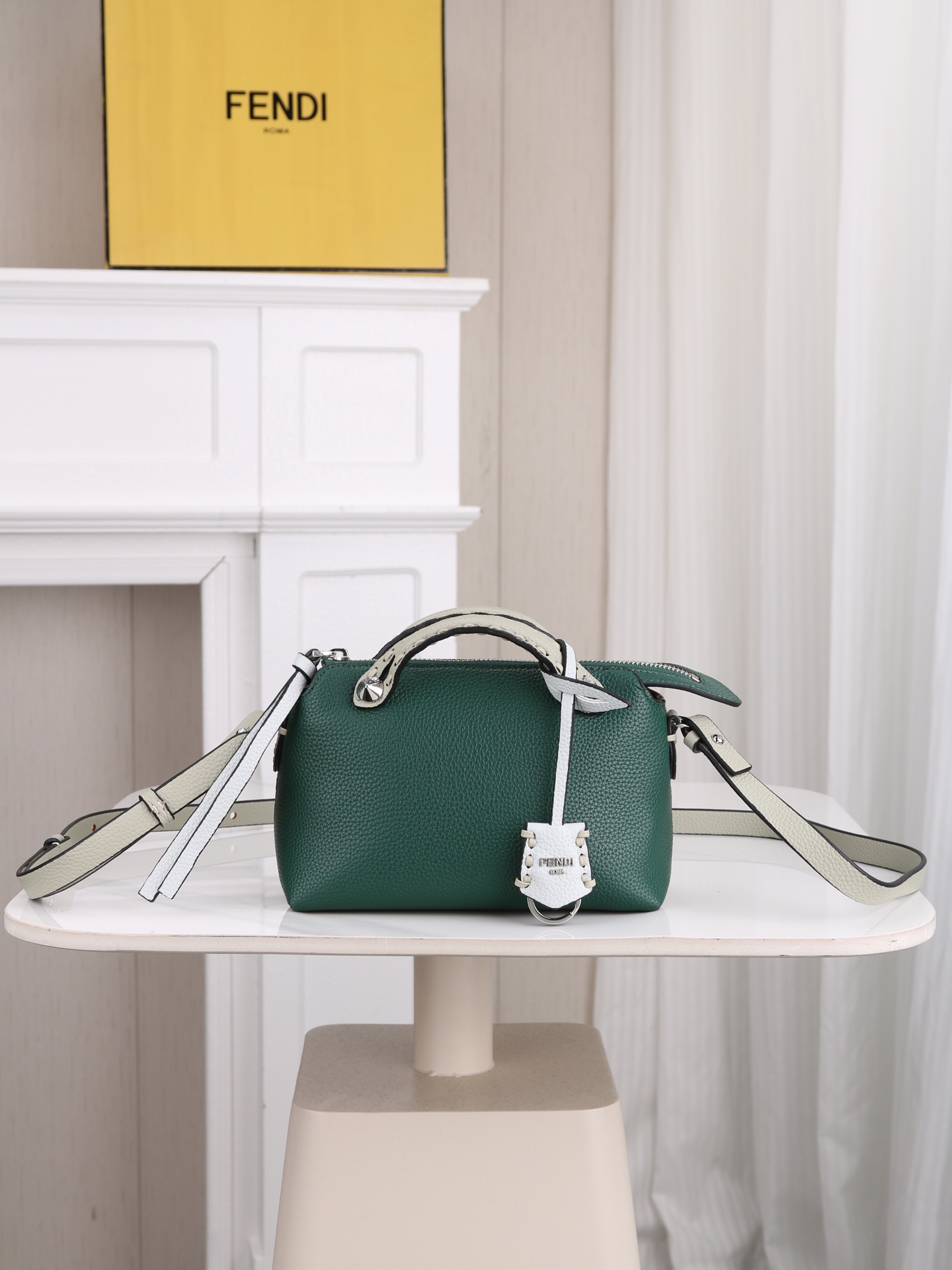 型号1120FENDI^ 新品波士顿手提包~ 经典老花布料搭配小牛皮材质,双提手和吊坠,可调节可拆卸肩带,顶部拉链设计, 型号1120FENDI^ 新品波士顿手提包~ 经典老花布料搭配小牛皮材质,双提手和吊坠,可调节可拆卸肩带,顶部拉链设计,