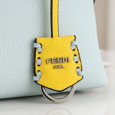 型号1120FENDI^ 新品波士顿手提包~ 经典老花布料搭配小牛皮材质,双提手和吊坠,可调节可拆卸肩带,顶部拉链设计, 型号1120FENDI^ 新品波士顿手提包~ 经典老花布料搭配小牛皮材质,双提手和吊坠,可调节可拆卸肩带,顶部拉链设计,