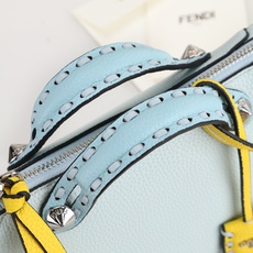 型号1120FENDI^ 新品波士顿手提包~ 经典老花布料搭配小牛皮材质,双提手和吊坠,可调节可拆卸肩带,顶部拉链设计, 型号1120FENDI^ 新品波士顿手提包~ 经典老花布料搭配小牛皮材质,双提手和吊坠,可调节可拆卸肩带,顶部拉链设计,