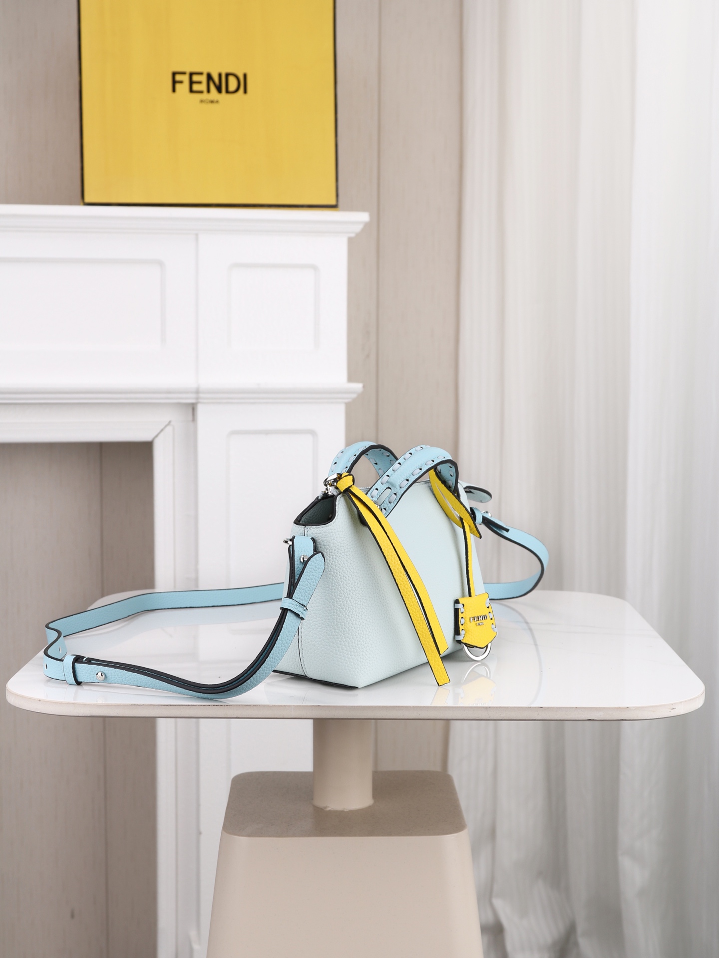 型号1120FENDI^ 新品波士顿手提包~ 经典老花布料搭配小牛皮材质,双提手和吊坠,可调节可拆卸肩带,顶部拉链设计, 型号1120FENDI^ 新品波士顿手提包~ 经典老花布料搭配小牛皮材质,双提手和吊坠,可调节可拆卸肩带,顶部拉链设计,