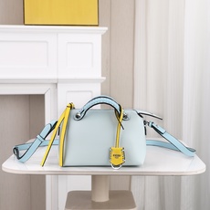 型号1120FENDI^ 新品波士顿手提包~ 经典老花布料搭配小牛皮材质,双提手和吊坠,可调节可拆卸肩带,顶部拉链设计, 型号1120FENDI^ 新品波士顿手提包~ 经典老花布料搭配小牛皮材质,双提手和吊坠,可调节可拆卸肩带,顶部拉链设计,