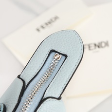 型号1120FENDI^ 新品波士顿手提包~ 经典老花布料搭配小牛皮材质,双提手和吊坠,可调节可拆卸肩带,顶部拉链设计, 型号1120FENDI^ 新品波士顿手提包~ 经典老花布料搭配小牛皮材质,双提手和吊坠,可调节可拆卸肩带,顶部拉链设计,
