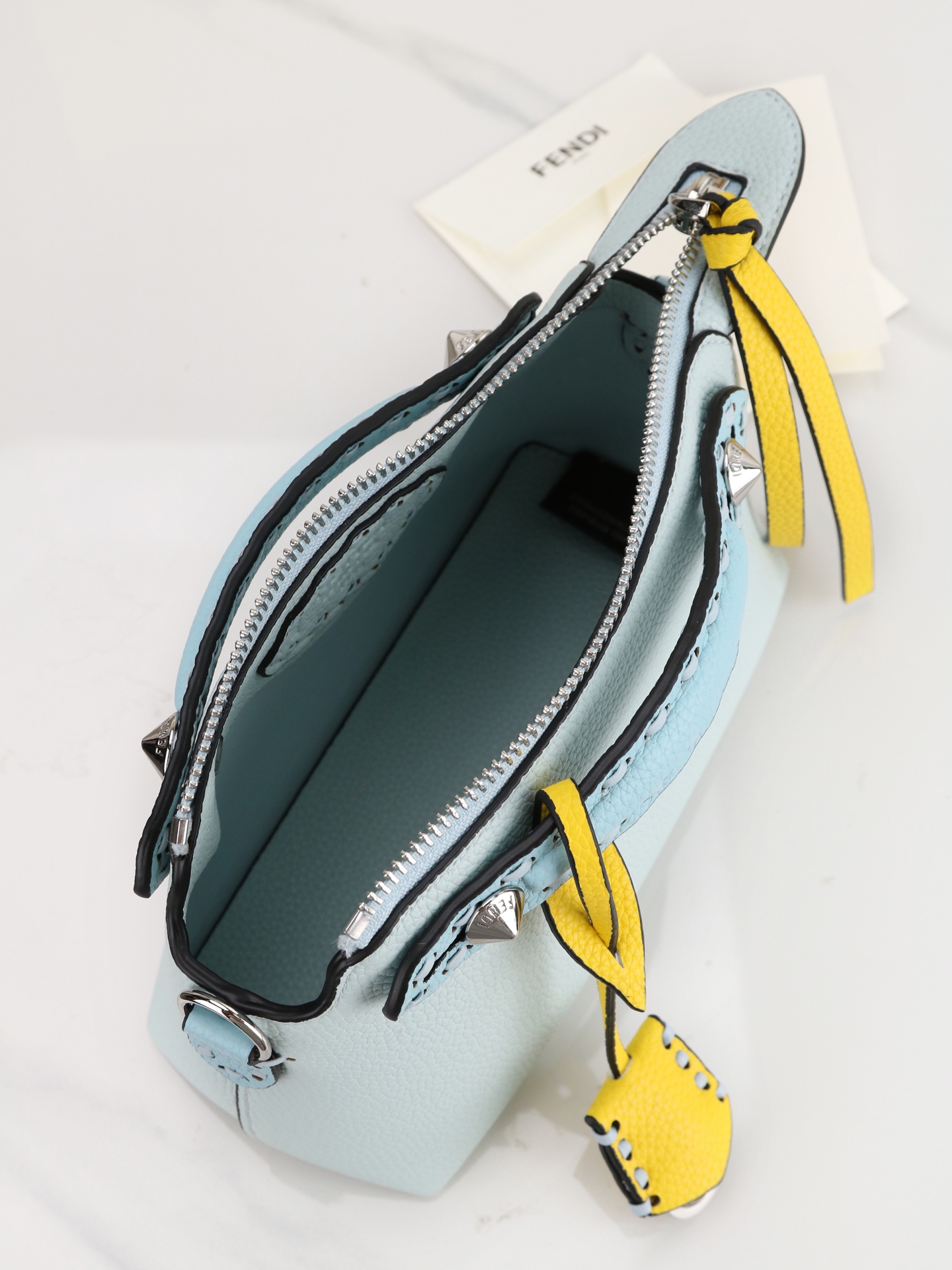 型号1120FENDI^ 新品波士顿手提包~ 经典老花布料搭配小牛皮材质,双提手和吊坠,可调节可拆卸肩带,顶部拉链设计, 型号1120FENDI^ 新品波士顿手提包~ 经典老花布料搭配小牛皮材质,双提手和吊坠,可调节可拆卸肩带,顶部拉链设计,