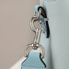 型号1119 FENDI^ 新品波士顿手提包~ 经典老花布料搭配小牛皮材质,双提手和吊坠,可调节可拆卸肩带,顶部拉链设计 型号1119 FENDI^ 新品波士顿手提包~ 经典老花布料搭配小牛皮材质,双提手和吊坠,可调节可拆卸肩带,顶部拉链设计