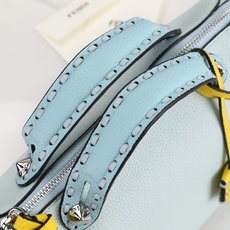型号1119 FENDI^ 新品波士顿手提包~ 经典老花布料搭配小牛皮材质,双提手和吊坠,可调节可拆卸肩带,顶部拉链设计 型号1119 FENDI^ 新品波士顿手提包~ 经典老花布料搭配小牛皮材质,双提手和吊坠,可调节可拆卸肩带,顶部拉链设计