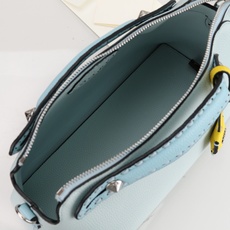 型号1119 FENDI^ 新品波士顿手提包~ 经典老花布料搭配小牛皮材质,双提手和吊坠,可调节可拆卸肩带,顶部拉链设计 型号1119 FENDI^ 新品波士顿手提包~ 经典老花布料搭配小牛皮材质,双提手和吊坠,可调节可拆卸肩带,顶部拉链设计