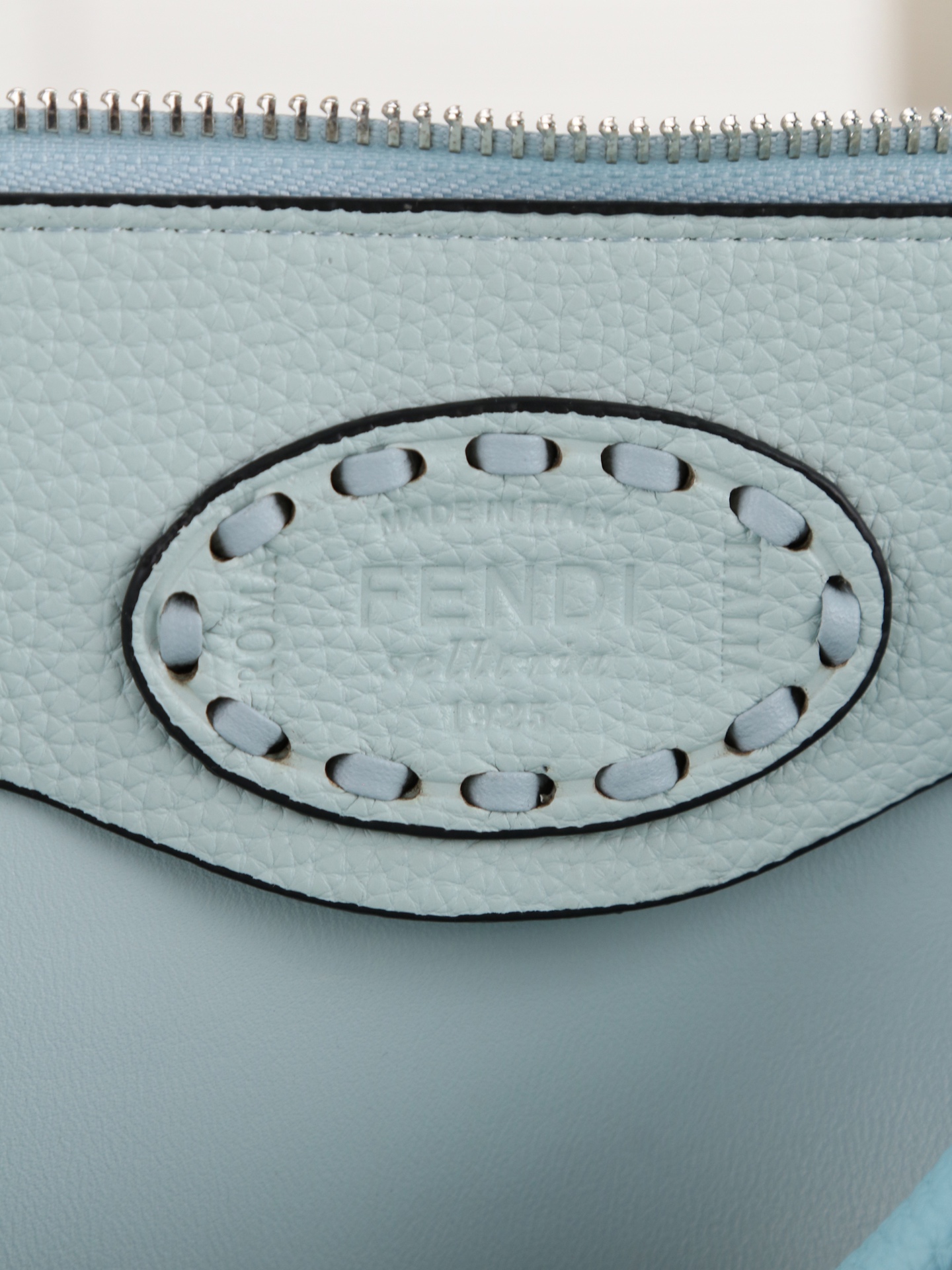 型号1119 FENDI^ 新品波士顿手提包~ 经典老花布料搭配小牛皮材质,双提手和吊坠,可调节可拆卸肩带,顶部拉链设计 型号1119 FENDI^ 新品波士顿手提包~ 经典老花布料搭配小牛皮材质,双提手和吊坠,可调节可拆卸肩带,顶部拉链设计