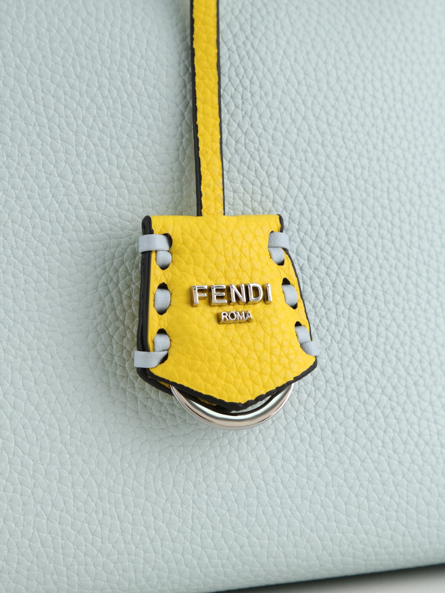 型号1119 FENDI^ 新品波士顿手提包~ 经典老花布料搭配小牛皮材质,双提手和吊坠,可调节可拆卸肩带,顶部拉链设计 型号1119 FENDI^ 新品波士顿手提包~ 经典老花布料搭配小牛皮材质,双提手和吊坠,可调节可拆卸肩带,顶部拉链设计