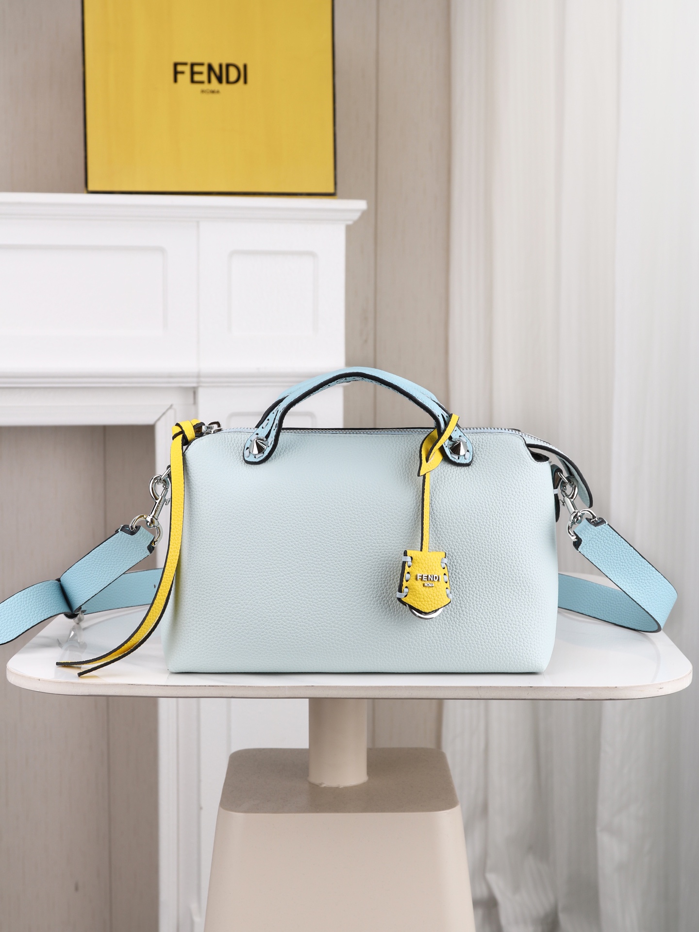 型号1119 FENDI^ 新品波士顿手提包~ 经典老花布料搭配小牛皮材质,双提手和吊坠,可调节可拆卸肩带,顶部拉链设计 型号1119 FENDI^ 新品波士顿手提包~ 经典老花布料搭配小牛皮材质,双提手和吊坠,可调节可拆卸肩带,顶部拉链设计