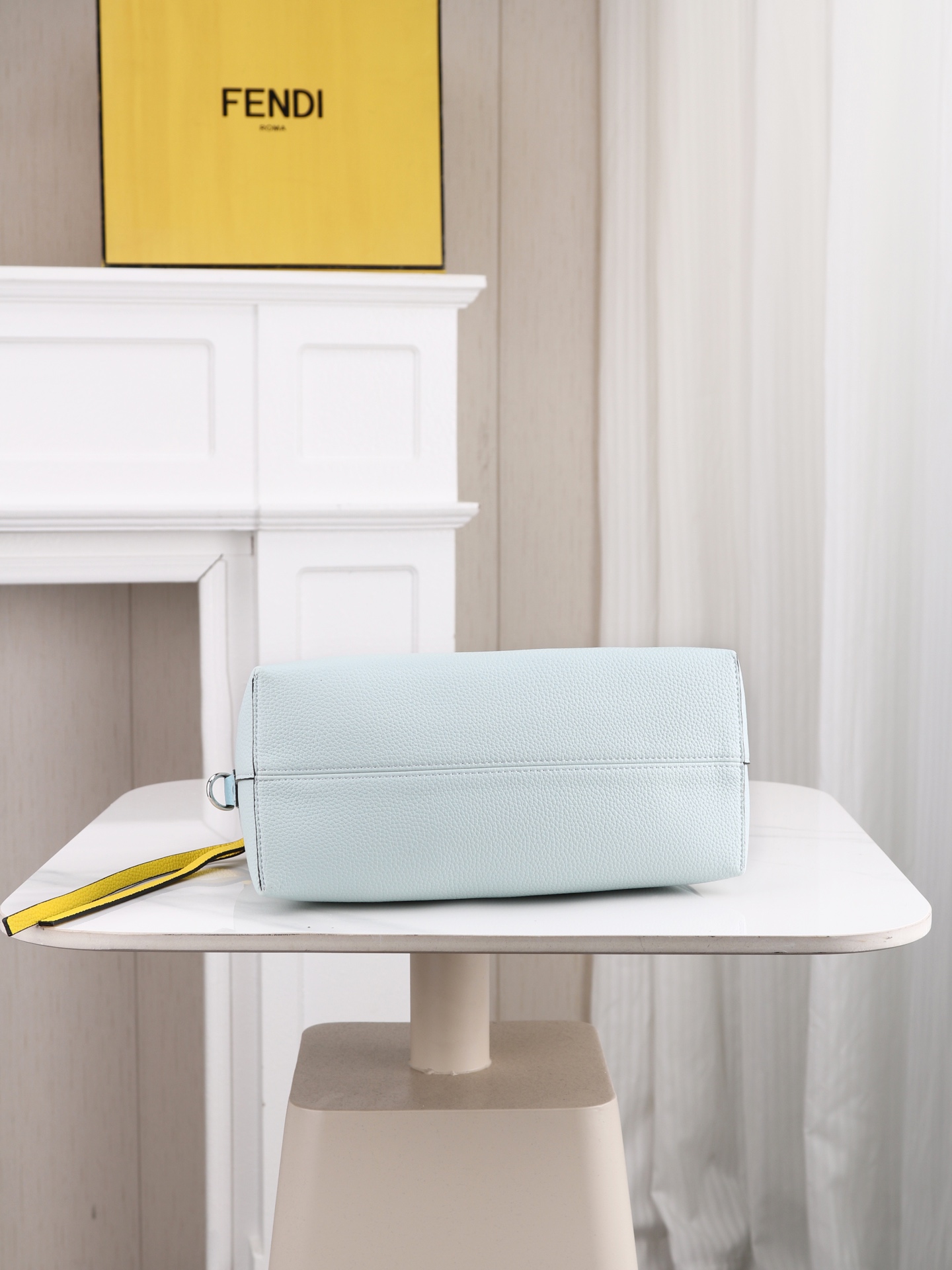 型号1119 FENDI^ 新品波士顿手提包~ 经典老花布料搭配小牛皮材质,双提手和吊坠,可调节可拆卸肩带,顶部拉链设计 型号1119 FENDI^ 新品波士顿手提包~ 经典老花布料搭配小牛皮材质,双提手和吊坠,可调节可拆卸肩带,顶部拉链设计