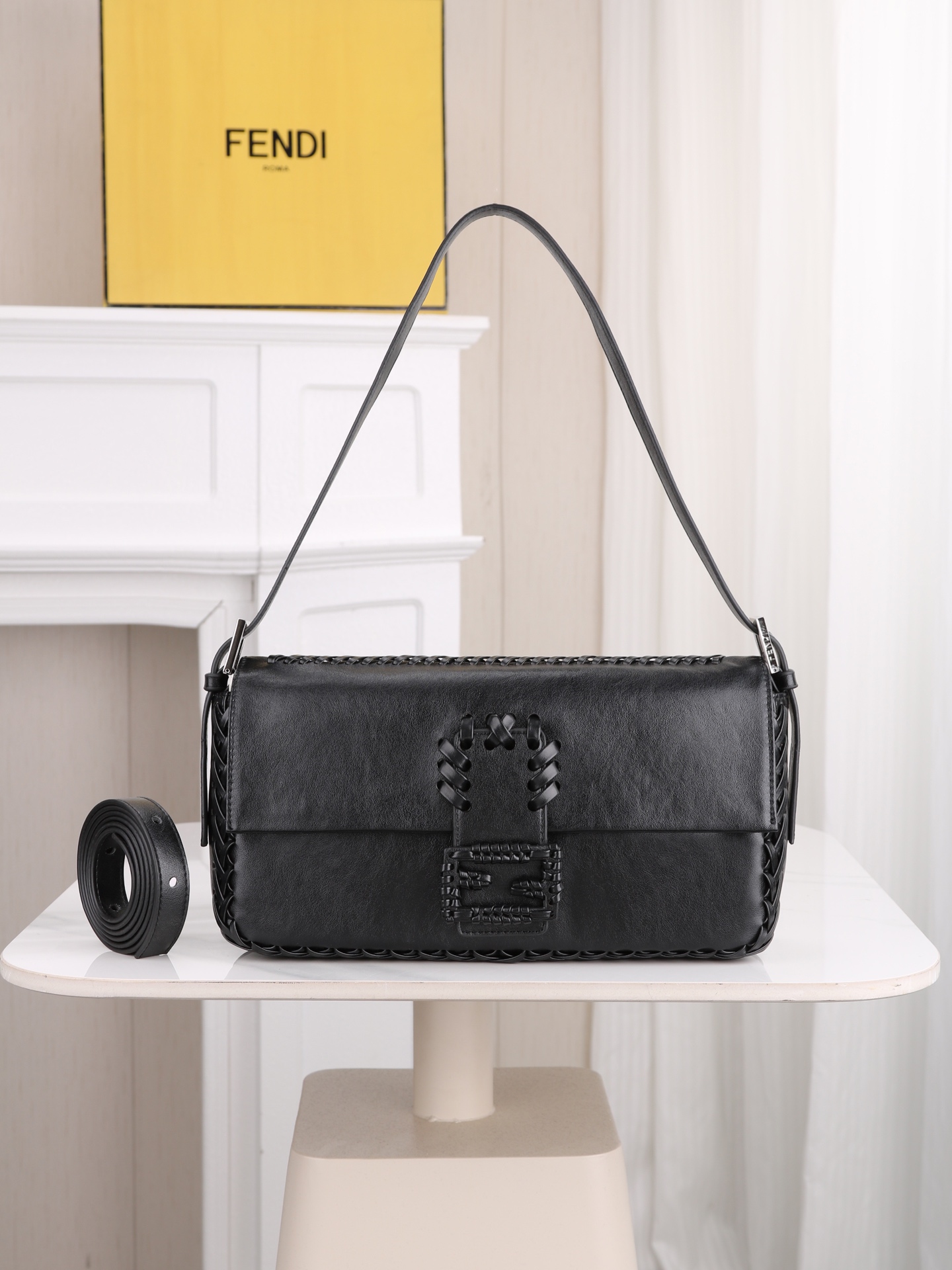 型号1121 芬迪Fendi 26编织法棍包​​ 👜Fendi 2026法棍包，棕色皮+编织细节，复古又时髦！包身流线型