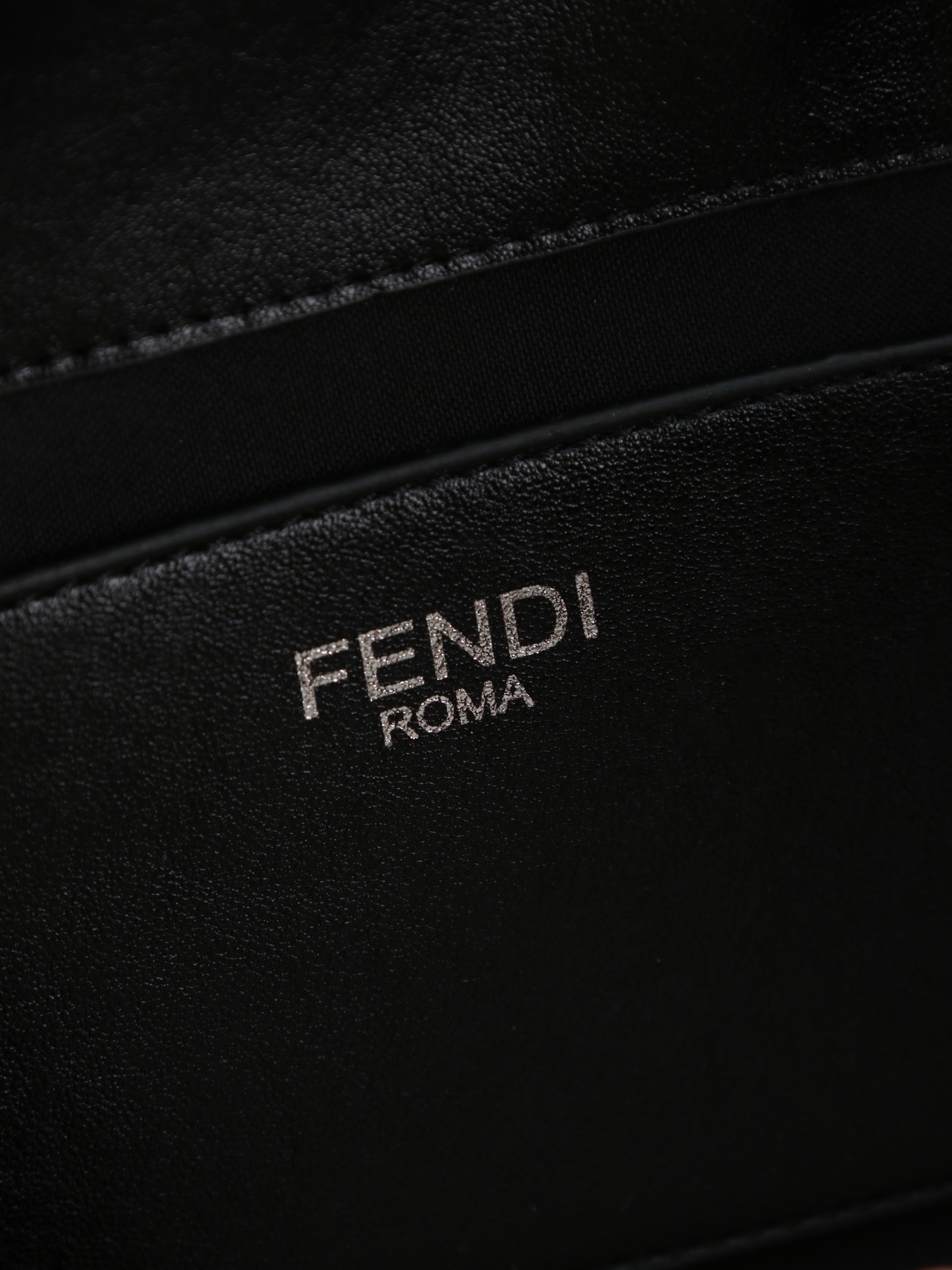 型号1121 芬迪Fendi 26编织法棍包​​ 👜Fendi 2026法棍包，棕色皮+编织细节，复古又时髦！包身流线型