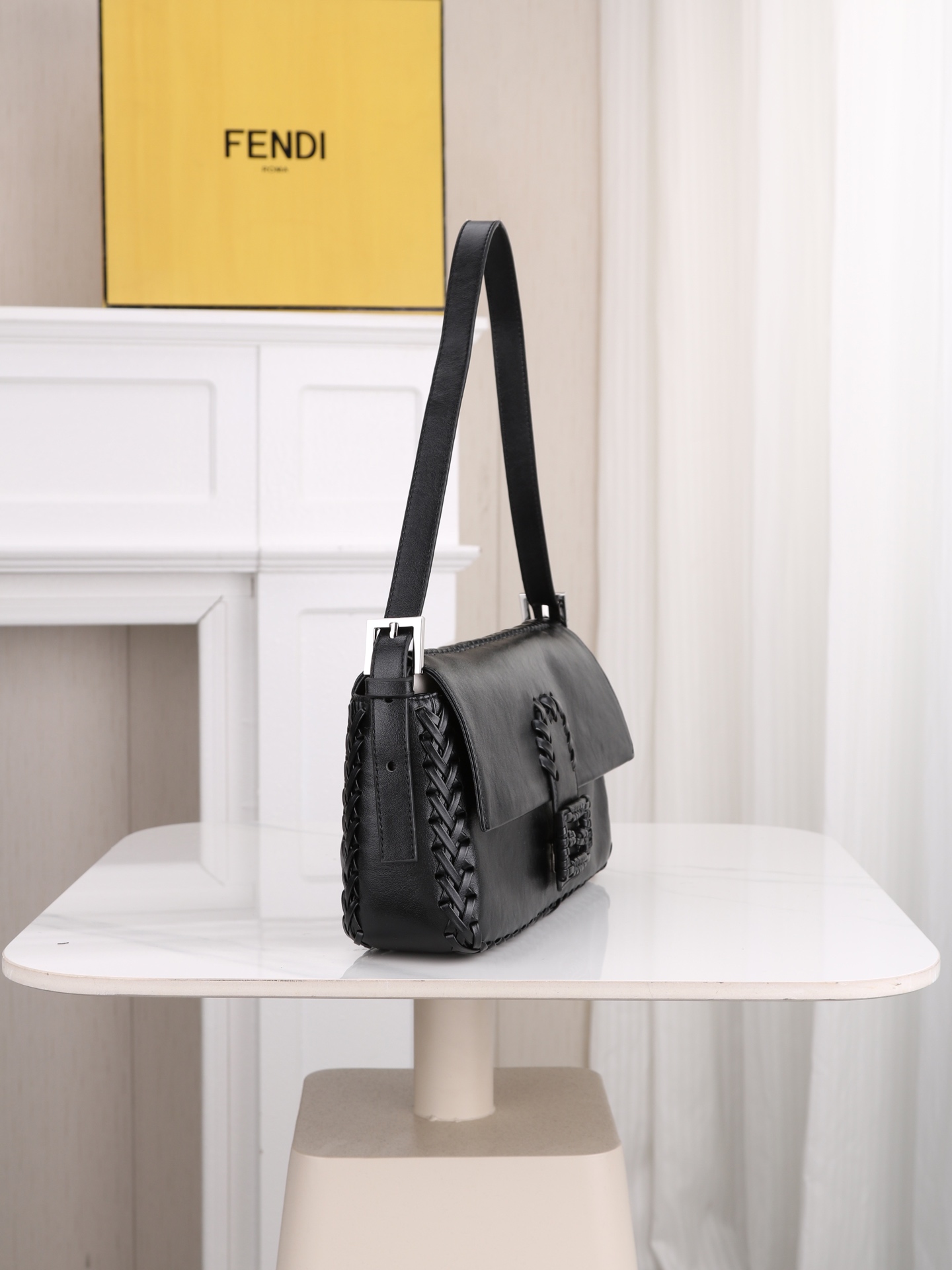 型号1121 芬迪Fendi 26编织法棍包​​ 👜Fendi 2026法棍包，棕色皮+编织细节，复古又时髦！包身流线型