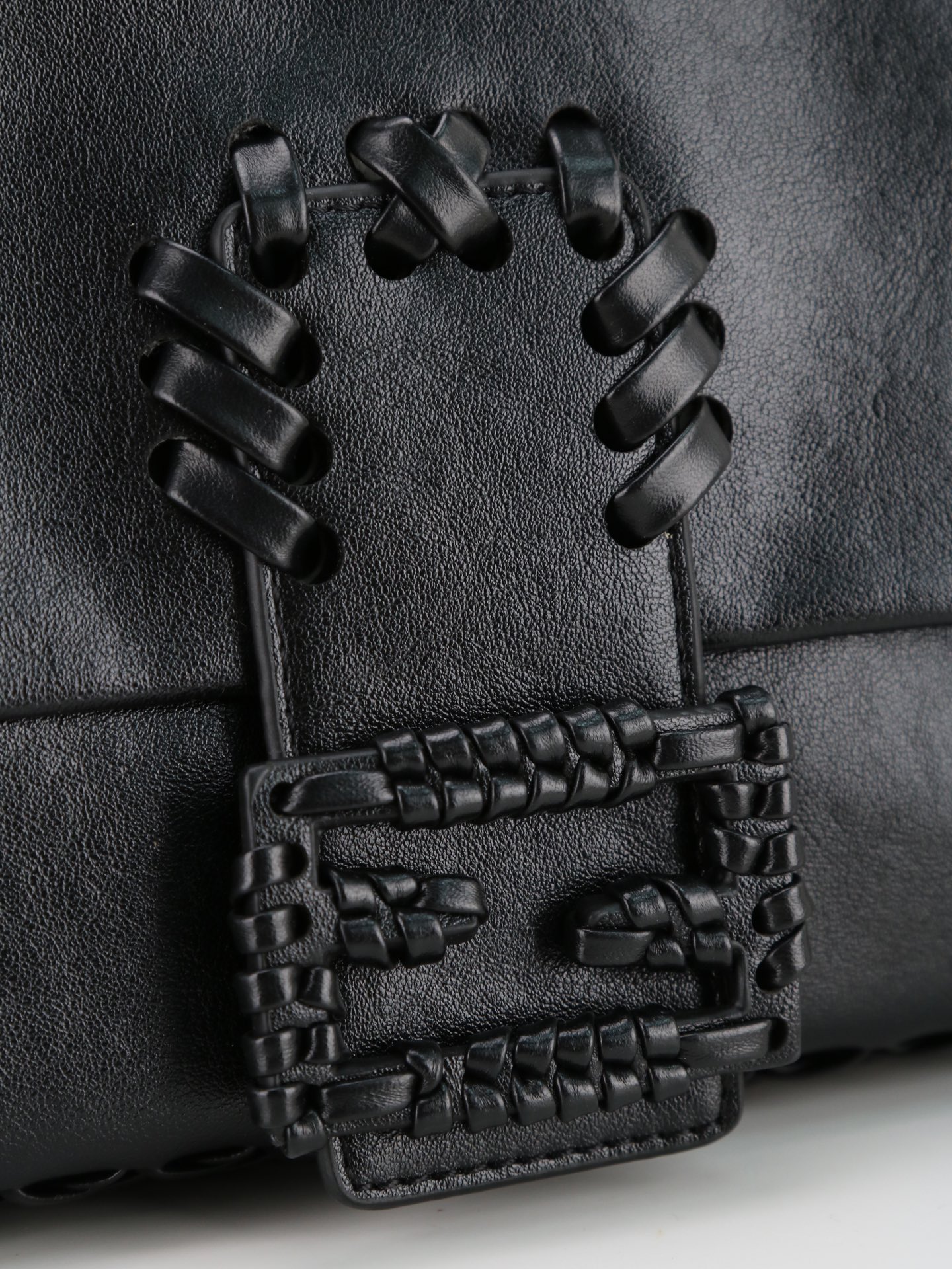 型号1121 芬迪Fendi 26编织法棍包​​ 👜Fendi 2026法棍包，棕色皮+编织细节，复古又时髦！包身流线型