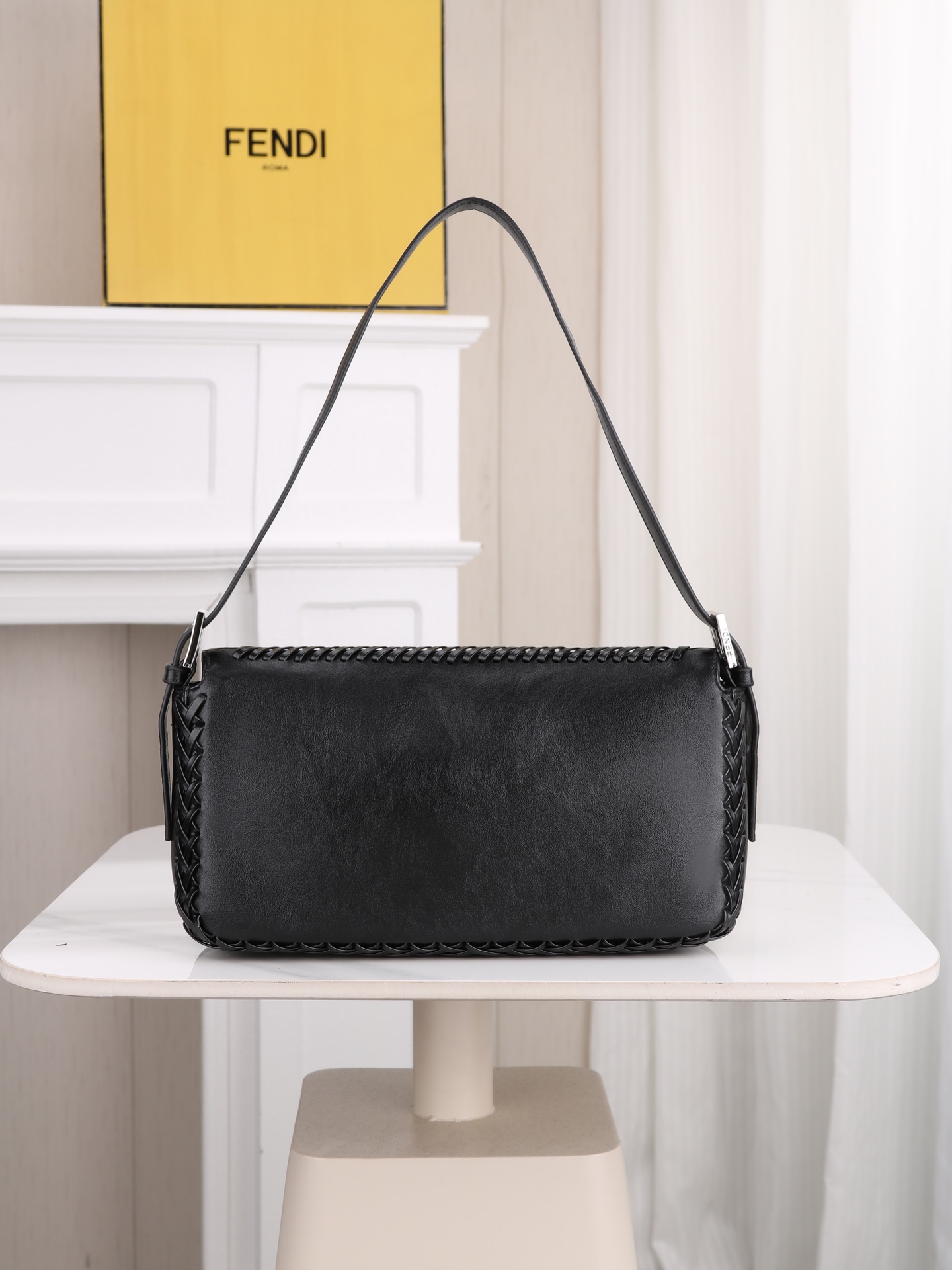 型号1121 芬迪Fendi 26编织法棍包​​ 👜Fendi 2026法棍包，棕色皮+编织细节，复古又时髦！包身流线型