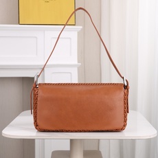 型号1121 芬迪Fendi 26编织法棍包 👜Fendi 2026法棍包,棕色皮+编织细节,复古又时髦!包身流线型 型号1121 芬迪Fendi 26编织法棍包 👜Fendi 2026法棍包,棕色皮+编织细节,复古又时髦!包身流线型